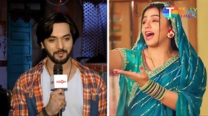 Pati Brahmachari fame Ashish Dixit, in an exclusive chat with Telly Talk, gives an update on co-star Prapti Shukla’s health. He lauds Prapti for returning to the shoot after recovering from chickenpox. Watch the video to know more! #OnLocation #TelevisionNews #televisionshow #SerialUpdate #tellytalkindia | Telly Talk India