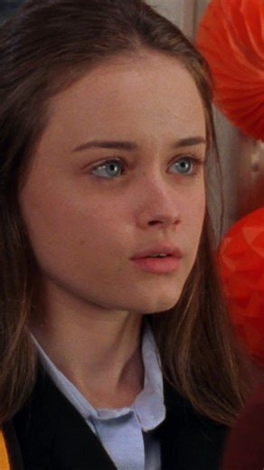 where were you when Rory Gilmore had her first kiss and promptly ran out the door 📺: GILMORE GIRLS | Netflix