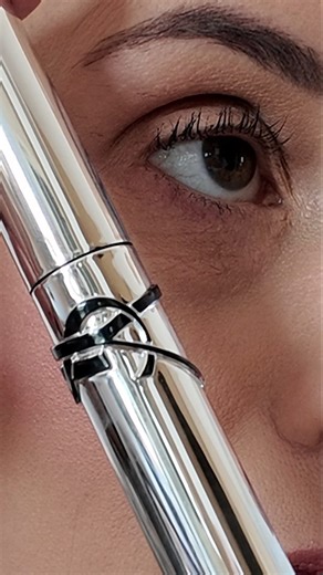 Claudia on Instagram: "#publi Me encanta probar máscaras de pestañas, y la nueva Lash Latex de @yslbeautyspain ha pisado podium en mi clasificación 🤭 Alarga, aumenta y esculpe las pestañas hasta 24h. El cepillo es buenísimo, las define da volúmen cómo me gusta. En stories os he dejado un link donde podéis conseguir una muestra para probarla! #yslbeauty #͏m͏a͏k͏e͏u͏p͏l͏o͏o͏k͏ #belleza #lasheslasheslashes"
