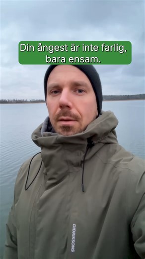 Din ångest är inte farlig, bara ensam. Du försöker bli en version av dig själv som “inte känner så här”. Men det är inte känslorna som förstör ditt lugn. Det är kampen mot dem. Ångest har aldrig varit din fiende. Den har varit ensam. Övergiven i ett system som lärt sig att överleva genom att skynda, prestera, dämpa. Så varje gång du höjer tempot, distraherar dig eller tänker bort det som bränner bakom bröstbenet, då lär du kroppen att skrika högre. Inte för att skada dig, utan för att nå dig. De