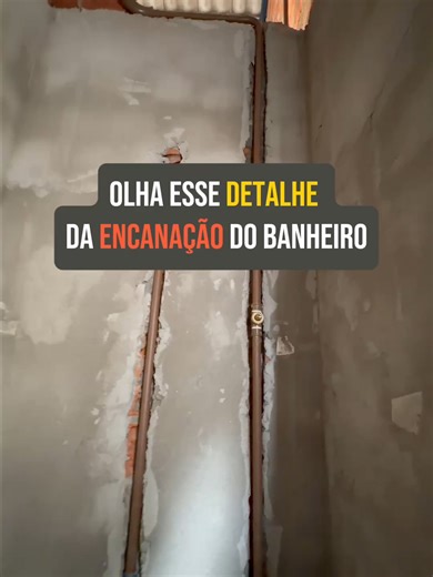 Manutenção sem dor de cabeça! 🛠️🚿 Muita gente economiza na hora de fazer o encanamento e coloca apenas um registro para o banheiro todo. O resultado? Se o chuveiro der problema, a casa inteira fica sem água até consertar. Nesse projeto, optamos por registros individuais: 1️⃣ Registro Geral: Para isolar toda a rede do banheiro. 2️⃣ Registro para Pia e Vaso: Praticidade total para pequenos reparos. 3️⃣ Registro do Chuveiro: Independência e segurança. O detalhe que faz a diferença no dia a dia do