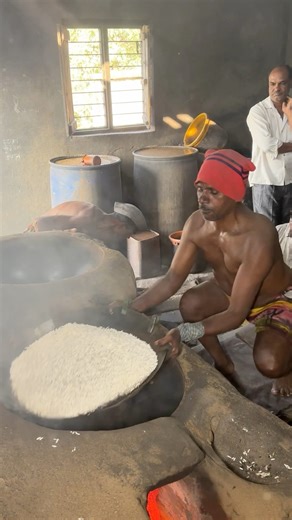 This is How Puffed Rice are made in India #fblifestyle #rice #fbreelsfypシ゚ | Mr. Ladoo