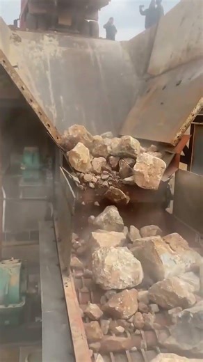 Stone screening machine screening site #stonescreen #soilseedseparator #rollerstonescreen