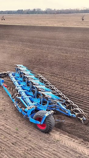 LEMKEN Deutschland on Instagram: "Rüstzeiten reduzieren mit dem Diamant 18! Die neue Kombination des integrierten Packers FlexPack mit dem Diamant 18 ermöglicht effiziente Arbeitsabläufe. So passt das Gespann perfekt dort, wo Flächenleistung beim Pflügen gefragt ist. #lemken #landwirtschaft #pflug #farming"