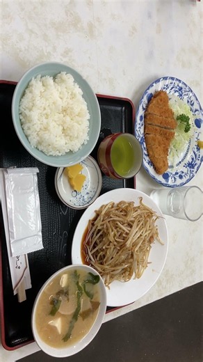 6月11日昼食 西武線小川駅近くの定食屋 ロースカツ キャベツ 肉もやし炒め 沢庵 豆腐とワカメと大根の味噌汁 体重維持 #食事日記