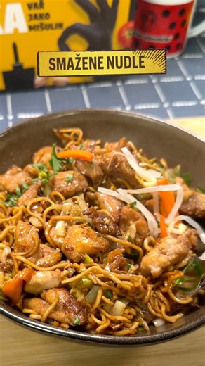 1.2M views · 18K reactions | Smažené asijske nudle Seznam do samošky: Kuřecí stehenní maso na kousky 500 g Jedlá soda (Půlka malé lžičky) Olej 1 lžíce (do masa) Olej na smažení Sůl a pepř Mrkev 1 ks Pórek (půlka) Polévkové nudle (3 koutoučky) Vajíčko 1 ks Světlá sojovka 3 lžíce Ústřicová omáčka 1 lžíce Tmavá sojovka 1 lžíce Česnek jestli máš rád (5 stroužků) | Ostravsky Gastrošef | Facebook