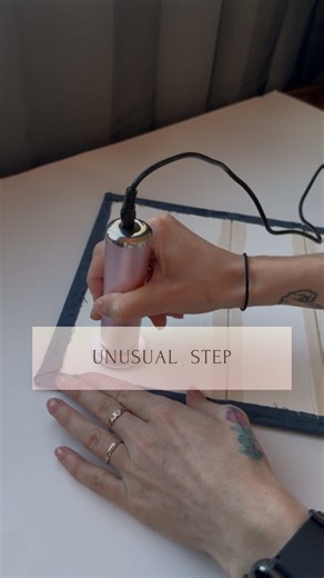 I do this to smooth out the grooves left after removing the paper layer. If you skip this step, all that texture shows through the decorative paper. A simple prep step that makes the final result cleaner and stronger 🤍 If you work with cardboard, this really matters. If you’re new here — welcome 🫶🏼 #newborngifts #keepsakebox #handmadewithlove #diytip #craftprocess