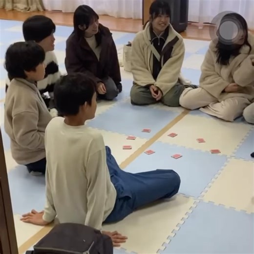 フリースクール 子どもが決める学校 Reducation(レジュケイション) 福知山 on Instagram: "福知山公立大学の学生さんたちがフリースクールの見学に来てくれました‼️ 福知山公立大学 地域経営学部 多自然圏活性化研究室の中尾誠二先生とのやりとりの中で、急きょ同研究室の2年生が見学に来てくれることになりました！ @nakao312 代表の大西から、レジュケイションについての説明をさせて頂いたあと、 学生一人一人に自己紹介と質問をしてもらいました😃 質問は、 「フリースクールってどんな場所？」 「なぜフリースクールを始めた？」 「活動をしていて1番嬉しかったことは？」 「資金はどうしてる？」 「少人数の良さは？」 などなど、的確なものばかり。流石としか言いようがないです🤨 その後、子どもたちとポーカーやワンナイト人狼といったカードゲームで交流してもらいました！ みんな楽しそうで良かったです！ ———————————————— 任意団体 Reducation(レジュケイション) 活動拠点 福知山市天田（夕陽が丘）90-7（Googleマップ