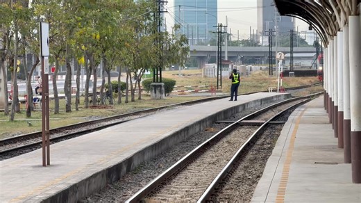 Royal Blossom train arriving at Bang Sue Junction this morning. This is Set 1. The second set is on a private charter to Hua Hin today. #RoyalBlossom #RailTourism #Thailand | Thai Train Guide