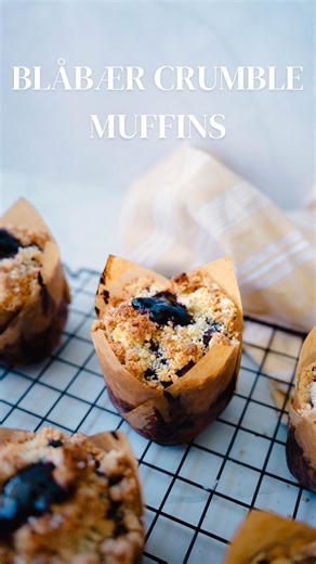 Anniken Bævre on Instagram: "Blåbær crumble muffins 🫐 Nå om dagen ser jeg såå mange som er ute å plukker blåbær- derfor tenkte jeg det passet perfekt med en blåbær oppskrift 😍👩🏽‍🍳 Har du plukket? Jeg laget disse nokså store, så oppskriften vil nok fint holde til 12-14 muffins i vanlig størrelse! Hvis du som meg elsker sånne kafé muffins, da kommer du til å elske disse ❤️ Du trenger: Crumble🍰 100 g hvetemel 70 g smeltet smør 50 g sukker Muffinsrøre 