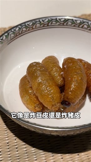 塞車一小時也甘願！曼谷最生猛的米其林新星Akkee Thai Delicacies。在這裡吃到最道地、最傳統的泰國菜，炸椰子蟲非常涮嘴，還有多道菜都讓我非常驚豔！更詳細的內容請上YouTube搜尋：「Liz的美食家自學之路」，收看2025年度回顧，我最喜歡的10餐！ #selftaughtgourmet #Liz的美食家自學之路 #foodies | 美食家的自學之路 Self-taught Gourmet