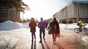 ❄️☀️ Notre campus est toujours bien vivant, été comme hiver! Voici la preuve en images. Chaque saison offre une occasion différente de profiter de notre milieu d'études et de vie! Nous souhaitons une bonne semaine de lecture à toute la communauté étudiante. | Université Laval