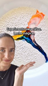Experimento sopresa fácil y lleno de color para niños : Leche mágica🌈 Talco mágico. Necesitas: 1 plato 1/8 de taza de leche Colorante líquido vegetal Un gotero 10 ml jabón para lavar platos Talco Pasos : Vierte la leche en el plato. Agrega gotas de colorante a la leche. Espolvorea un poco de talco hasta que no se vea el colorante. Con un gotero agrega un poco de jabón líquido en el centro. Espera unos segundos y comenzarás a ver que la capa de talco se parte y comienza a verse un río de color. 