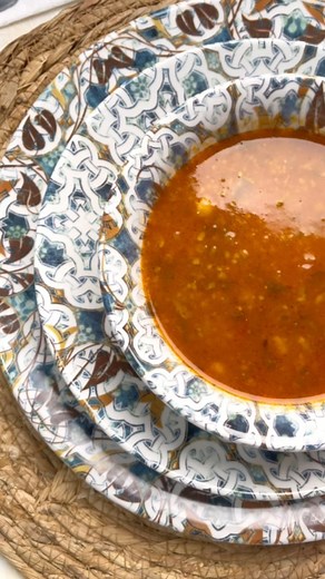 Recette de Soupe Algéroise Traditionnelle avec une Légère Variante 🍲 Dans cette vidéo, je partage avec vous la recette traditionnelle de la soupe algéroise Chriba Mkatfa transmise de génération en génération dans ma famille. Cependant, parfois, les circonstances nous obligent à faire des ajustements. Ainsi, au lieu d’utiliser du mkatfa comme le veut la recette originale, j’ai utilisé du feik, simplement parce que c’était ce que j’avais sous la main. Cela montre que même les recettes les plus an
