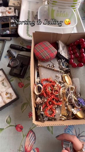 Bone as in not ivory…. But not bone either, almost certainly reindeer antler! So many things to look up and learn about 🥰 Swedish Sami antler scarf ring by Tore Sunna c1970s £40 Vintage c1940s feather clip £10 9ct scrap ring £100 9ct metal core bangle Maureen, Margaret & George £65 Late Georgian / early Victorian mourning brooch - needs a new pin £50 C1940s cultured pearls for spares £25 #antiquejewellery #asmr #jewellery #unboxing #vintagejewellery #gemmology #jewelry #unbox #auction #asmrvide