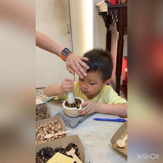 Play Space เชื่อว่า “ทุกกลิ่นหอมของการเรียนรู้ เริ่มจากการลงมือทำ” 💫 อยากให้เด็ๆได้ลอง มาร่วมเรียนรู้ไปกับเรานะครับ 💚 | PLAY Language&Learning Space