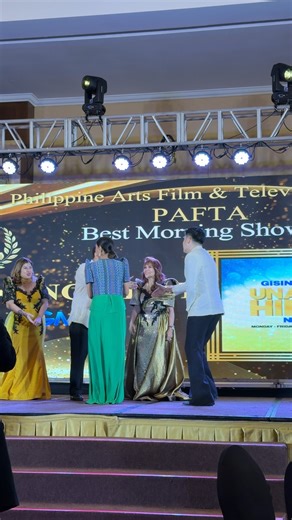 BEST MORNING SHOW 💙💛 Lubos ang aming pasasalamat sa Philippine Arts, Film & Television Awards (PAFTA) sa pagkilala sa Unang Hirit bilang "Best Morning Show." Isang karangalang tinanggap nina Suzi Abrera at Kaloy Tingcungco sa ginanap na awarding ceremony sa The Manila Hotel. Para ito sa bawat Kapuso na patuloy na gumigising kasama namin araw-araw. 💙💛 | Unang Hirit