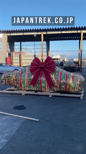 We demonstrate the loading and shipping process of wooden crates containing with disassembled Nissan Fairlady Z and Harley-Davidson motorcycles. Everything is carefully packaged, protected from moisture, and securely fastened. This shipping method allows for safe and compact delivery of cargo over long distances. Japantrek.co.jp regularly ships cars, motorcycles, spare parts, and specialized machinery from Japan, monitoring the process at every stage. Are safety, transparency, and convenience im