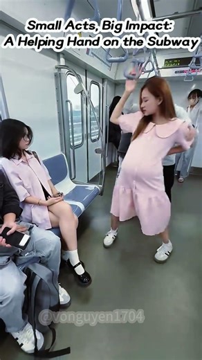 Small Acts, Big Impact: A Helping Hand on the Subway #respect #hopecore #bekind#fyp#kindness #foryou