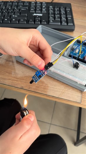 Şahin Robotik Kodlama on Instagram: "🔥 Arduino ile Alev Sensörü Denemesi! Bugün atölyemizde Arduino sensörlerini keşfettik 🔧 Alev sensörü ile ateşi algıladık, verileri okuduk ve anında tepki veren sistemler oluşturduk 🚨 Kodlama, elektronik ve güvenlik bir arada! Öğrenerek üretiyor, projelerle gelişiyoruz 💡🤖 #Arduino #AlevSensörü #RobotikKodlama #STEM #Elektronik Kodlama Atölye ProjeTabanlıÖğrenme Maker"