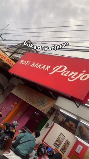 @ninisrara26 on Instagram: "- Tahta tertinggi roti bakar buka di Banjaran - yeayy se happy itu roti bakar panjo sekarang udah ada di Banjaran. roti bakar panjo ini perpaduan roti dan kue makanya teksturnya lebih lembut, empuk dan lezat. Rasa gurih dan manisnya juga kerasa banget, apalagi isian selai dan toppingnya itu melimpah ruah.🤤 yuk langsung datengin mumpung lagi ada promo Buy 1 Get 1 untuk pembelian menu creamcheese, jangan sampai kelewatan karna promonya berlangsung dari 13-16 februari 2