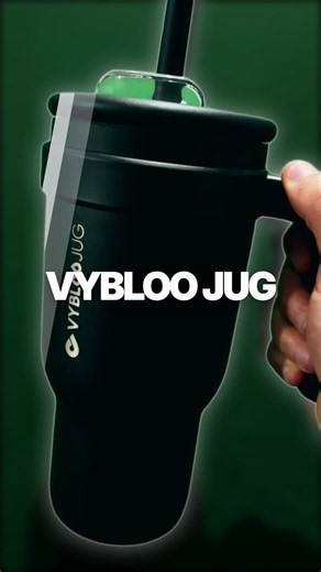 El Black Friday de TikTok Shop está por comenzar 🖤🔥 y este termo de VyblooJug tiene que estar en tu carrito. Es el famoso termo que no derrama ni una gota, con cierre hermético antifugas y diseñado para el portavasos del carro. Mantiene tus bebidas frías hasta 24 horas y calientes hasta 12, gracias a su doble pared de acero inoxidable 304 libre de BPA. Su tapa 3 en 1 te deja tomar directo, a sorbos o con popote. Guarda este video y estate atento, porque se agotan rápido. ¡Aprovecha los descuen