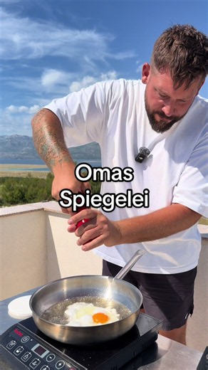 Omas Spiegeleier VS Haute Cuisine Spiegeleier Als Koch hat man gelernt, Spiegeleier mit geringer Hitze auszubraten, wenn man das überhaupt Ausbraten nennen kann. Sodass das Eiweiß stockt, aber das Eigelb komplett flüssig bleibt. Salz kommt dabei nur aufs Eiweiß, weil Salz aufs Eigelb diese trüben Flecken macht, und das wollte man vermeiden. Für mich persönlich eines der geschmacklosesten Spiegeleier der Welt. Meine Oma hat dagegen eine völlig unkonventionelle Menge an Schweineschmalz benutzt. Wi