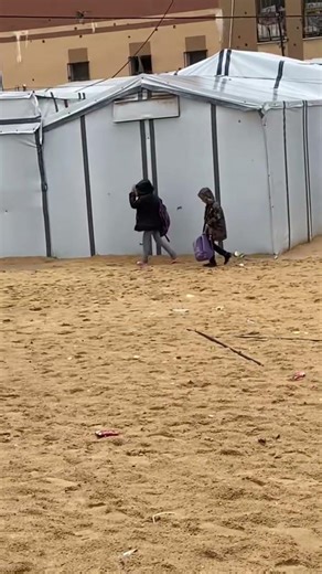 طلاب العلم مروحين من المدرسة عشان الجو