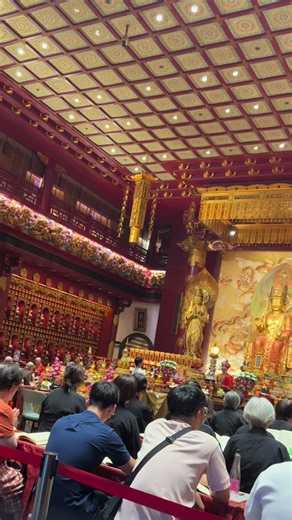 Exploring the Iconic Buddha Tooth Temple in Singapore