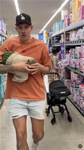 Struggling single mother gets taught valuable lesson while shopping and gets blessed by a stranger 🥹 #baby #blessed #money #mother #fblifestyle | Jamie and Blake