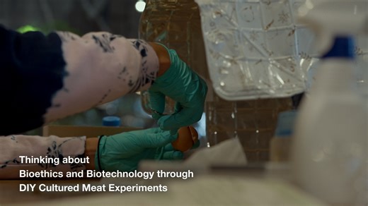 🧫🧪11/29(土) 開催：「DIYBio for Education Vol.2 培養肉実験＆ディスカッション」レポート📝 バイオテクノロジーが急速に身近になる一方で、市民が自ら判断できる“バイオリテラシー”はまだまだ手薄な時代。教育現場への導入可能性を探るべく、京都産業大学 川上研究室 × Shojinmeat Project × SPCS が再び集結し、《培養肉実験》と《生命倫理ディスカッション》に取り組む実験的プログラムを開催しました。 昨年に続き、細胞培養の技術を、手元にある道具だけで再現してみる方法論を体験しながら、教育現場におけるバイオ学習のこれからを一緒に考えました。 細胞培養の工程を実際に手を動かして学びつつ、生命倫理・環境・医療・食のテーマを横断しながら議論する貴重な場に。 ご参加いただいた皆さま、ありがとうございました！ 動画の全貌はこちらから▼ https://youtu.be/s7GTVxlb6go 動画：坊内文彦 @bouchifumihiko | FabCafe Kyoto / MTRL KYOTO