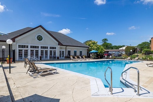 Hunter Ridge Apartments in Elgin, IL | ApartmentHomeLiving.com