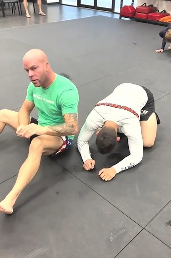 1.5K views · 15 reactions | Two options from alternative rear position. Triangle choke and bulldog choke #bjj #choke #triangle #bulldogchoke #s | Master Tim | Facebook