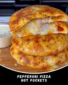Pepperoni Pizza Hot Pockets 🍕 — meal-prep made easy Fast, freezer-friendly, and high in protein. Tastes like pizza night. (This version isn’t low-carb- see tips for lower-carb swaps.) How we make it 1. Dough bowl: Add 500g self-rising flour, 520g 0% Greek yogurt, 1 Tbsp (15g) garlic salt, 1 Tbsp (8g) Italian seasoning. Mix with hands. Knead 2–3 min until smooth. 2. Portion: Cut into 10 pieces. Roll each piece thin. 3. Fill: Spoon on tomato sauce (from 300g total), add fat-free mozzarella (560g 