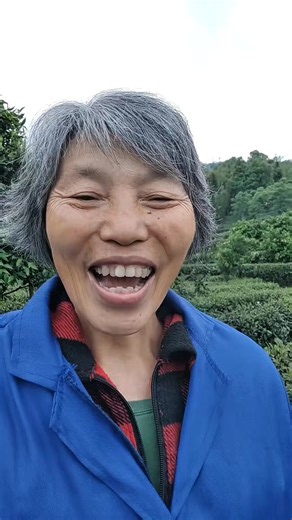 Hello everyone, I'm the Chinese grandma you've been looking for. Want to lip-sync this song like me? Click on Cupcut in the bottom left corner to upload your face photo using the template and generate your own singing video. chinese lady singing｜old lady singing chinese song｜chinese lady singing original｜chinese grandma singing｜chinese old lady singing #capcut #capcutpioneer #chinesesong #chinesegrandma #chinesegrandmasinging