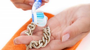 Silber richtig reinigen: Einfache Hausmittel, die Besteck und Schmuck wieder wie neu aussehen lassen