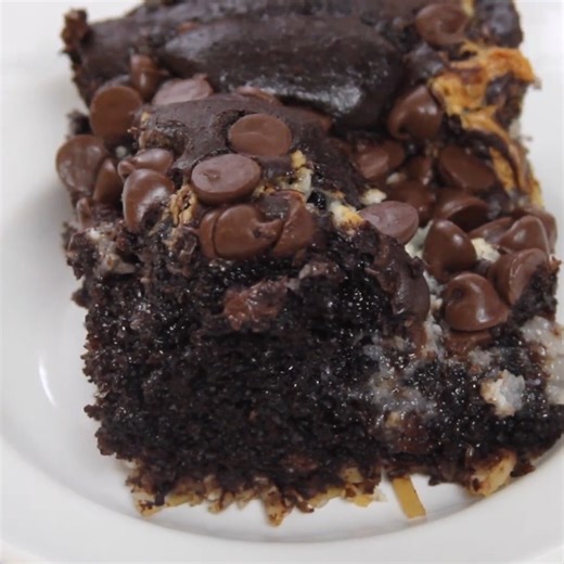 6.8K views · 55 reactions | *Recipe in Comments* This Almond Joy Earthquake Cake brings decadent flavors together in a dessert that's impossible to forget. | Melissa's Southern Style Kitchen | Facebook