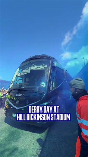 Everton fans give their team the ultimate coach welcome for the MERSEYSIDE DERBY! ✊🔵
