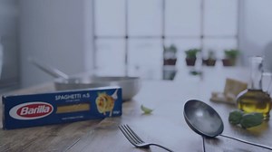 All you need is a ladle and a fork - simply twirl your long pasta in your ladle to create a delicate pasta nest. It's that easy to plate up your pasta, like a master, every time. | Barilla