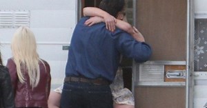 Lažni vroči poljubi? Po družinski drami zvezdnika priredila šov