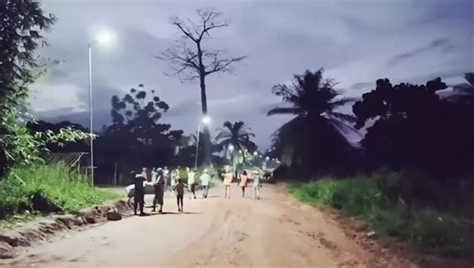 🎥 VIDÉO – REPORTAGE | BUTA (BAS-UELE) L’ANSER concrétise l’engagement du Chef de l’État : sous la supervision du ministre Molendo Sakombi, le DG Cyprien Musimar pilote un projet d’électrification déjà exécuté à 70 %. Objectif : alimenter 4 000 ménages grâce à une puissance installée de 1 000 kWc. Malgré les défis logistiques, l’installation du mini-réseau est désormais imminente. À Buta, un nouveau jour se lève : la promesse devient réalité et l’État honore ses engagements envers le souverain p