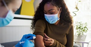 Covid-19 : est-ce risqué de se faire vacciner si on est positif ?