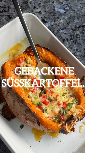Gina on Instagram: "So ne gebackene Süßkartoffel ist schon echt was gutes. Das beste daran? Füllt sie einfach mit dem was ihr so da habt. Lecker wird es so oder so 🚀 1 große Süßkartoffel mit einer Gabel einstecken. Mit Olivenöl einreiben und für ca. 40-50 Minuten bei 200 Grad Ober Unterhitze backen. Wenn sie weich ist, herausnehmen. Aufschneiden und eine Mulde formen. Mit zb. Paprika & Frühlingszwiebeln füllen. 2 Eier verquirlen, Salzen, Pfeffern und in die Kartoffel geben. Mit geriebenen Käse