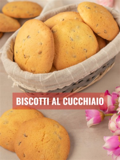 BISCOTTI AL CUCCHIAIO 🍪🍫 Biscotti fatti in casa facili e golosi, perfetti per la colazione e la merenda! I biscotti al cucchiaio si preparano senza bisogno di dare forma all'impasto con le mani e sono arricchiti con tante gocce di cioccolato. Una ricetta semplice per preparare dei biscotti con gocce di cioccolato da gustare con latte, tè o caffè. 🥣 Dosi per 24 biscotti: 2 uova 180g zucchero 1 bustina vanillina 125g burro fuso 100g latte 150g fecola di patate 1 bustina ammoniaca per biscotti 2