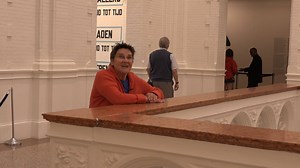 "Ook voor mijn zintuigen maar vooral voor mijn ziel: Het voedt me, het is goed voor me." Deze Tino Sehgal superfan kwam in 2015 bijna elke dag naar het Stedelijk Museum om Sehgal's werk te aanschouwen. Nu, in 2019 wordt ‘This variation’ uit 2012, een van de omvangrijkste en complexe werken uit het oeuvre van Tino Sehgal, opnieuw uitgevoerd. Mis deze bijzondere ervaring in het donker niet! 'This variation' is te zien tot 3 maart. Meer informatie: bit.ly/TinoSehgalThisVariation | Stedelijk Museum 