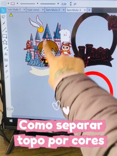 Separar o topo de bolo em camadas por cores pode parecer difícil… mas é mais simples do que parece 👀🎨 Quando você organiza cada elemento por cor, tudo fica mais fácil na hora do corte e da montagem ✂️✨ Além de agilizar o processo, isso garante um encaixe mais preciso e um acabamento muito mais profissional 🎂💖 É aquele tipo de organização que faz seu trabalho fluir melhor e evita erros no final 🔥 Depois que você aprende, nunca mais monta topo “no olho” Vem que eu te ensino 🚀 Me segue pra ma