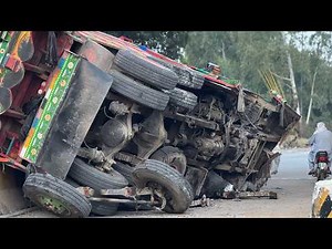 “Overloaded Truck Fell Sideways – Front Suspension Exploded Under Heavy Load!”