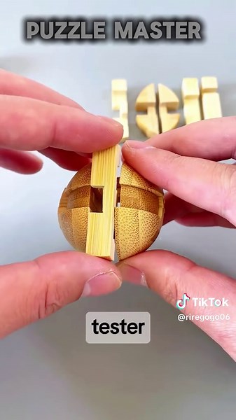 Un puzzle chinois ancestral 🧩 : le verrou de Luban. Des blocs de bois s’emboîtent avec précision pour former une sphère parfaite. Un test d’intelligence inventé il y a des siècles, qui continue encore aujourd’hui à défier la logique 🧠. #Puzzle #LubanLock #JeuDeRéflexion #CasseTête #Bois