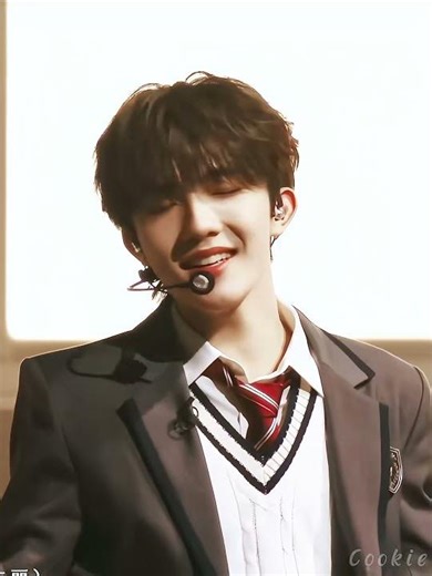 小苏一整个就是甜系爱豆啊 #苏新皓 好会撒娇啊#top登陆少年 #披荆斩棘 和飞哥互动的时候也好酥啊#julie