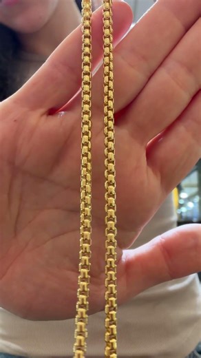 Trying on some multi-faceted and rounded box chains in solid gold #jewelry